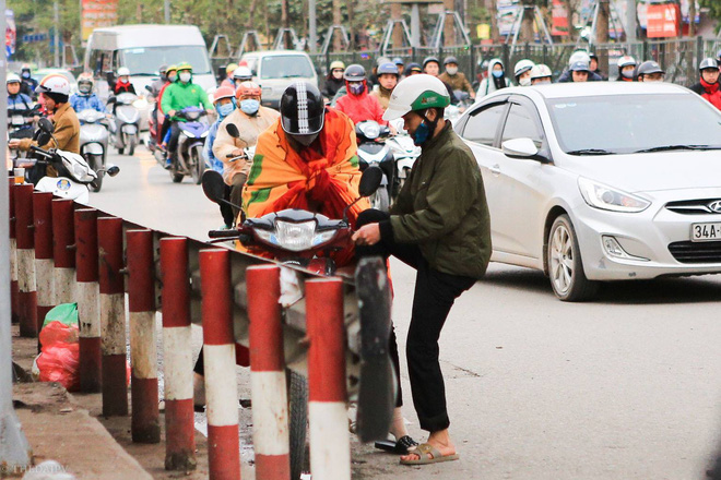 Chùm ảnh: Người dân Hà Nội khoác cả chăn bông, mặc áo mưa xuống phố để tránh rét Chùm ảnh: Người dân Hà Nội khoác cả chăn bông, mặc áo mưa xuống phố để tránh rét
